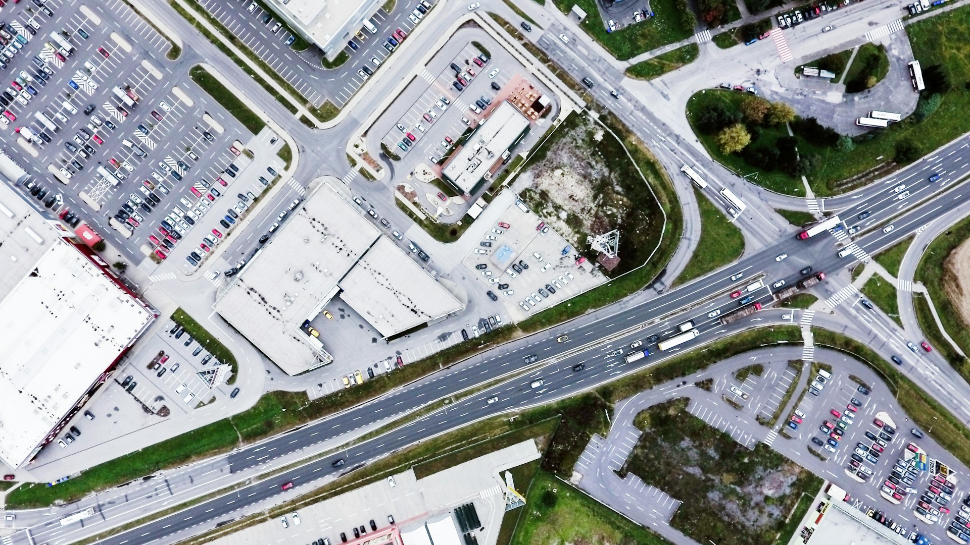 Bezpieczeństwo pracy w zakładach motoryzacyjnych – jak to wygląda w praktyce?